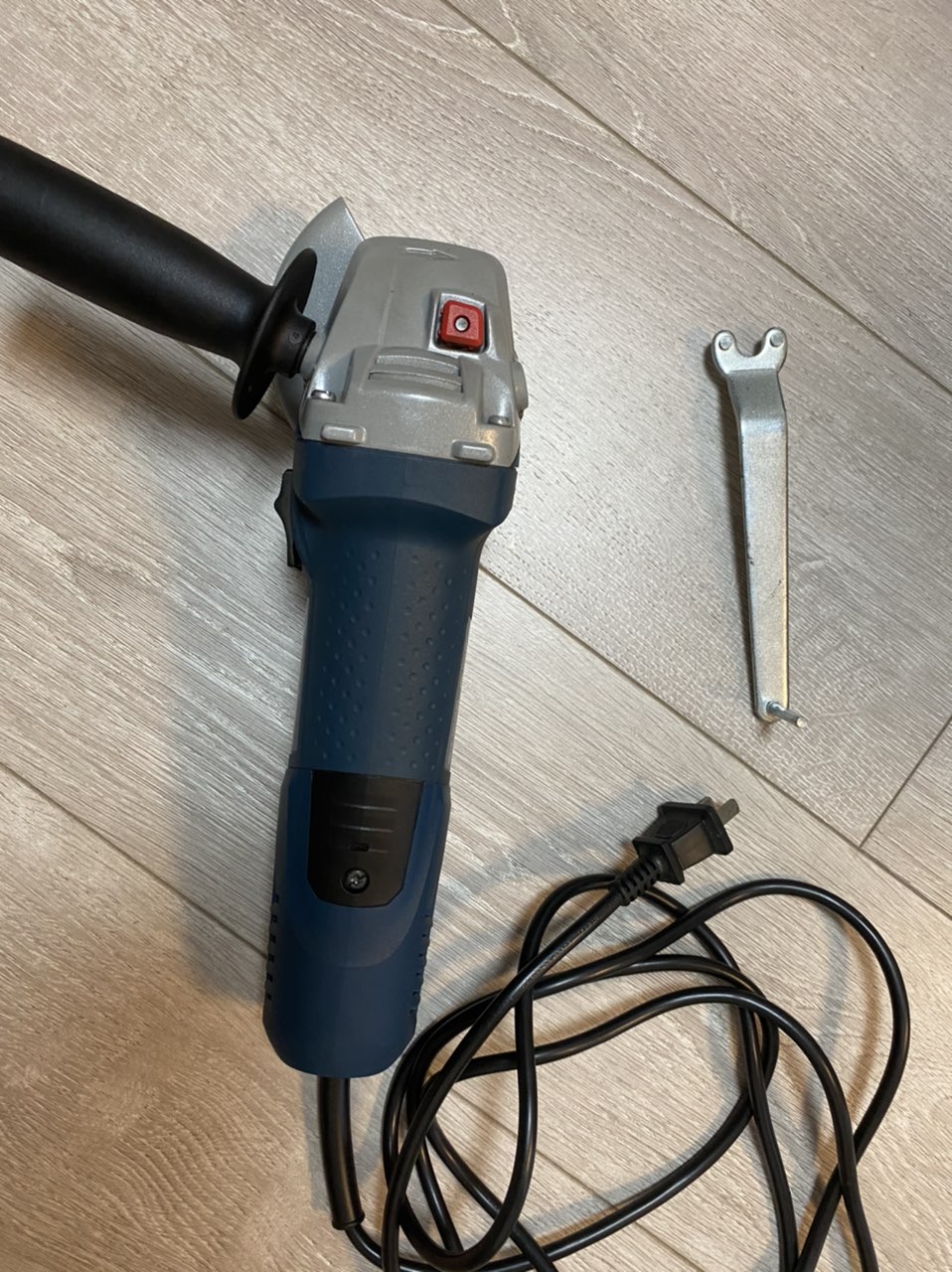 博世720w角磨机 八成新 送一个磨片和切割片