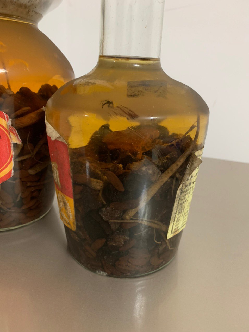 里面是野生灵芝和人参还有枸杞和何首乌!